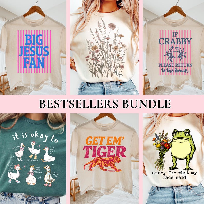 Pode incluir: Uma cole&ccedil;&atilde;o de camisetas bege com v&aacute;rios designs gr&aacute;ficos. Uma camisa diz "BIG JESUS FAN" em azul e rosa. Outra diz "IF CRABBY PLEASE RETURN to the beach." Outras camisas apresentam desenhos florais e de animais.