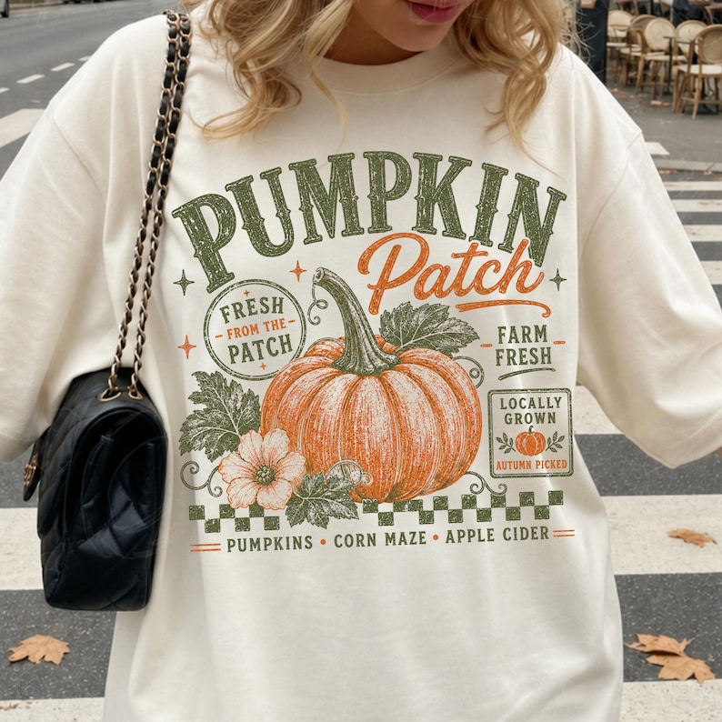 K&ouml;nnte beinhalten: Ein cremefarbenes Sweatshirt mit Rundhalsausschnitt und einem Grafikdruck mit dem Text PUMPKIN Patch, Fresh From The Patch, Farm Fresh, Locally Grown, Autumn Picked, Pumpkins, Corn Maze, Apple Cider sowie einer Abbildung eines K&uuml;rbisses.