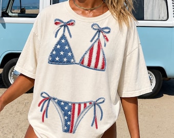 Top de bikini patchwork PNG, diseño de camisa de traje de baño de mezclilla de EE. UU., diseño de sublimación de verano de moda, PNG de playa femenino