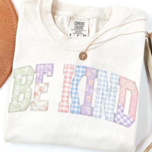 Sii gentile PNG, maglietta trapuntata finta sulla gentilezza PNG, design patchwork a sublimazione, Varsity PNG, Preppy Cottagecore PNG, design maglietta anti-bullismo