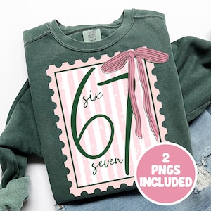 Może przedstawiać: Ciemnozielona bluza z różowo-białą grafiką w paski z zielonymi cyframi "67", słowem "six" nad "6" i słowem "seven" pod "7". Różowa kokarda znajduje się po prawej stronie grafiki. Różowe koło z napisem "2 PNGS INCLUDED" znajduje się po prawej stronie u dołu.