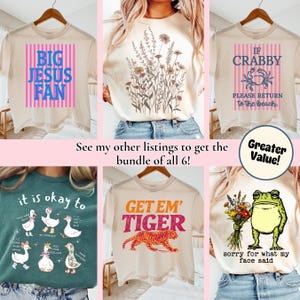 Puede incluir: Colecci&oacute;n de seis camisetas gr&aacute;ficas. Los dise&ntilde;os incluyen "BIG JESUS FAN", ramitas florales, "IF CRABBY PLEASE RETURN to the beach", patos, un tigre y una rana con flores. Tambi&eacute;n est&aacute; presente el texto "See my other listings to get the bundle of all 6!"