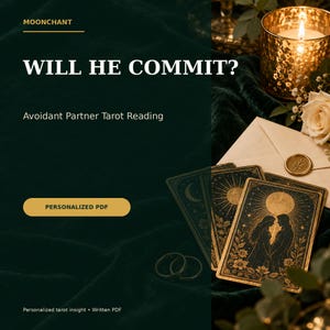 Puede incluir: Un gráfico digital con el texto MOONCHANT, WILL HE COMMIT? y Avoidant Partner Tarot Reading. Un botón dorado con la etiqueta PERSONALIZED PDF se encuentra sobre un fondo verde oscuro con cartas de tarot, una vela encendida y un sobre.