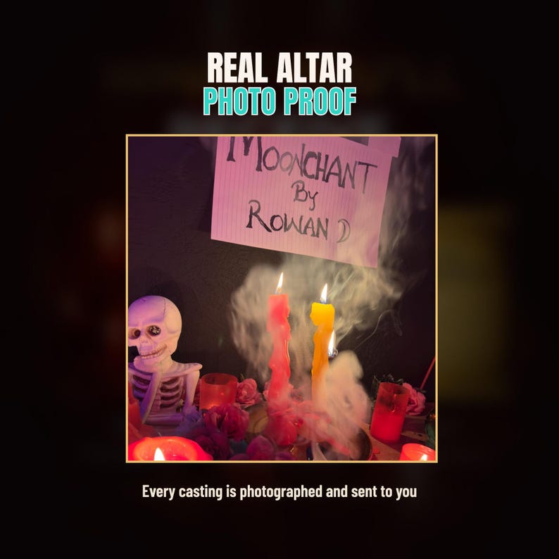Puede incluir: Un arreglo con un esqueleto de pl&aacute;stico blanco, una vela roja y una amarilla que emiten humo. Un letrero dice "REAL ALTAR PHOTO PROOF" y una nota "MOONCHANT By ROWAN". Se observan adem&aacute;s velas rojas adicionales y flores de color rosa.