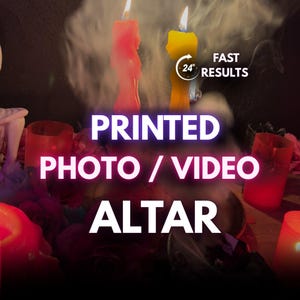 Può includere: Immagine di un altare fotografico/video stampato con candele accese. Il testo sull'immagine dice "Printed Photo/Video Altar" in bianco e viola. L'immagine dice anche "Risultati rapidi" con un'icona dell'orologio di 24 ore.
