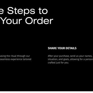 K&ouml;nnte beinhalten: Eine schwarze Grafik mit wei&szlig;em Text unter dem Titel Simple Steps to Place Your Order. Sie enth&auml;lt zwei Abschnitte: EASY PURCHASE, der den sicheren Plattformprozess erkl&auml;rt, und SHARE YOUR DETAILS, mit der Anweisung, Namen, Geburtsdaten, Situation und Ziele zu senden.