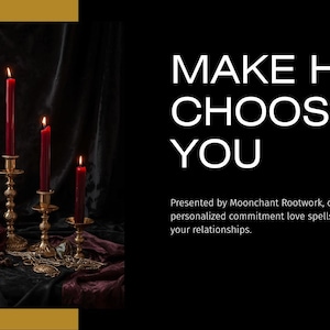 K&ouml;nnte beinhalten: Vier rote Stabkerzen in verzierten goldfarbenen Metallkerzenhaltern auf einem dunklen Stoffuntergrund. Der Text lautet: MAKE HIM CHOOSE YOU. Presented by Moonchant Rootwork, offering personalized commitment love spells to transform your relationships.