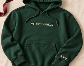 Personalisierter Jubiläums-Hoodie mit römischen Ziffern, individueller Datumsstickerei, Initialen auf dem Ärmel, passendes Geschenk für Paare
