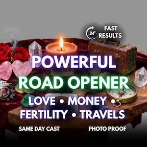 以下が含まれることがあります： ろうそく、クリスタル、バラ、コンパスが写った画像です。「POWERFUL ROAD OPENER」の文字と、「LOVE、MONEY、FERTILITY、TRAVELS」のキーワードがあります。小さなヴィンテージのスーツケースも写っています。「FAST RESULTS」の文字も含まれています。