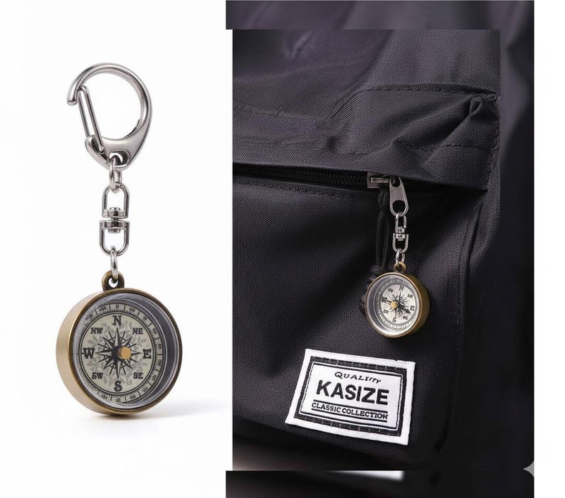 K&ouml;nnte beinhalten: Ein Kompass-Schl&uuml;sselanh&auml;nger im Vintage-Stil mit einem silbernen Karabiner und einer Kette. Der Kompass hat ein goldfarbenes Geh&auml;use und ein detailliertes Zifferblatt mit Richtungsmarkierungen. Der Kompass ist an einem schwarzen Rucksack mit einem "KASIZE"-Etikett befestigt.
