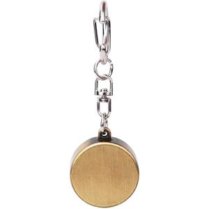 K&ouml;nnte beinhalten: Ein kreisf&ouml;rmiger Schl&uuml;sselanh&auml;nger in Bronzefarbe mit einer silberfarbenen Kette und einem Verschluss. Der Anh&auml;nger hat ein schlichtes, minimalistisches Design und ein metallisches Finish. Der Schl&uuml;sselanh&auml;nger ist zum Befestigen an Schl&uuml;sseln oder Taschen gedacht.
