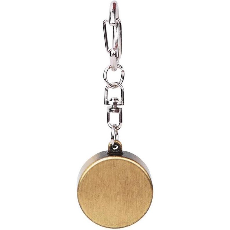 K&ouml;nnte beinhalten: Ein kreisf&ouml;rmiger Schl&uuml;sselanh&auml;nger in Bronzefarbe mit einer silberfarbenen Kette und einem Verschluss. Der Anh&auml;nger hat ein schlichtes, minimalistisches Design und ein metallisches Finish. Der Schl&uuml;sselanh&auml;nger ist zum Befestigen an Schl&uuml;sseln oder Taschen gedacht.