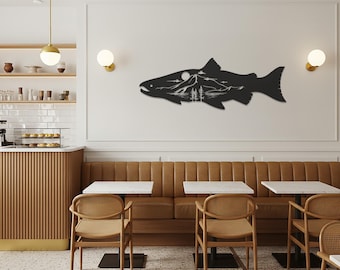 Arte mural metálico de pez de montaña: diseño de trucha inspirado en la naturaleza con escena paisajística para decorar cabañas, casas en el lago o cabañas de pesca rústicas.