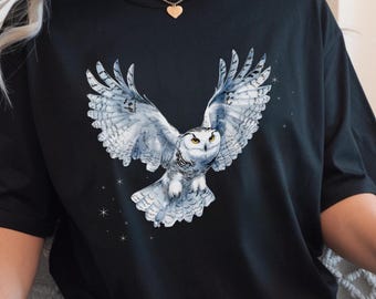 Camiseta con búho nival volando, camiseta minimalista con estampado de fauna salvaje, regalo para amantes de la naturaleza.