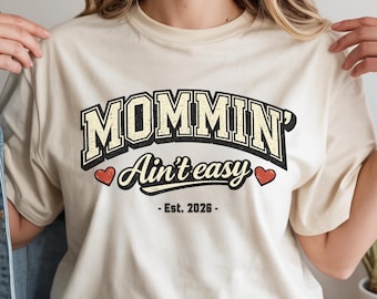 Camiseta para mamá primeriza, Camiseta "Mamá no es fácil", Año de fundación personalizado, Regalo para el primer Día de la Madre