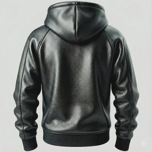 Puede incluir: Chaqueta con capucha de cuero negro con un acabado texturizado. La chaqueta presenta una cremallera completa, una capucha y pu&ntilde;os y dobladillo de canal&eacute;. La vista trasera muestra el dise&ntilde;o de la chaqueta, adecuada para uso casual.