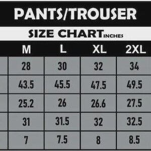 Puede incluir: Una tabla de tallas en blanco y negro para pantalones, etiquetada como "PANTS/TROUSER" en la parte superior. La tabla enumera las medidas en pulgadas para la cintura, la cadera, el muslo, el dobladillo a la longitud y la parte inferior, con tallas de la S a la 5XL.