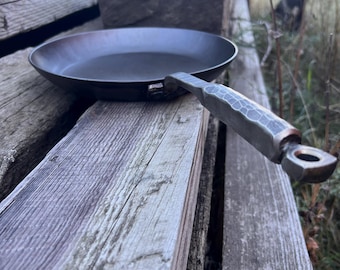 Sartén corta de 10" de acero al carbono forjada a mano: calidad heredada