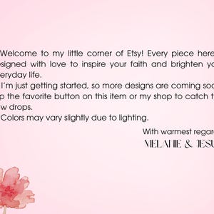 Puede incluir: Fondo rosa claro con texto que dice "&iexcl;Bienvenido a mi rinconcito de Etsy!" y "MELANIE & JESUS". Una flor de acuarela est&aacute; en la esquina inferior izquierda. El texto est&aacute; dise&ntilde;ado para inspirar la fe.