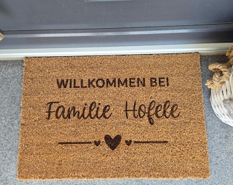 Fußmatte - WILLKOMMEN BEI - Personalisierte Kokos Fußmatte mit Familienname und Herz | Türmatte | Geschenk - Hochzeit - Richtfest - Einzug