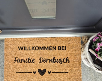 Fußmatte - WILLKOMMEN BEI - Personalisierte Kokos Fußmatte mit Familienname und Herz | Türmatte | Geschenk - Hochzeit - Richtfest - Einzug