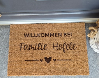 Fußmatte - WILLKOMMEN BEI - Personalisierte Kokos Fußmatte mit Familienname und Herz | Türmatte | Geschenk - Hochzeit - Richtfest - Einzug
