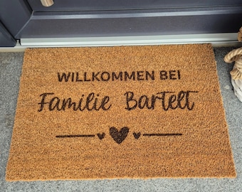 Fußmatte - WILLKOMMEN BEI - Personalisierte Kokos Fußmatte mit Familienname und Herz | Türmatte | Geschenk - Hochzeit - Richtfest - Einzug