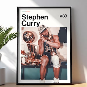 Puede incluir: Póster enmarcado con Stephen Curry, con el texto "Stephen Curry" y el número "#30". La imagen muestra a Curry sosteniendo trofeos, usando una gorra y sentado. También se ve un trofeo de baloncesto.