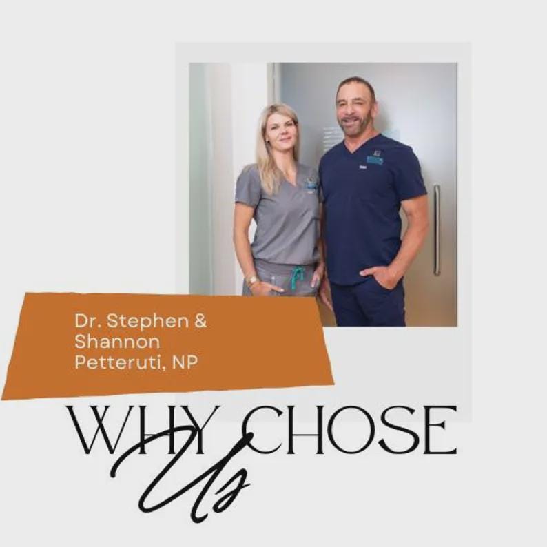 Peut inclure: Image avec deux professionnels de la sant&eacute;, un homme et une femme, en blouse. La femme porte un haut gris et l'homme porte un haut bleu marine. Le texte sur une banni&egrave;re orange indique "Dr. Stephen & Shannon Petteruti, NP." En dessous, les mots "WHY CHOSE Us" sont &eacute;crits.