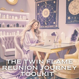Puede incluir: Una mujer con una bata lila está sentada en un escritorio con una computadora portátil. El escritorio tiene un marco dorado y una tapa de vidrio. El texto "THE TWIN FLAME REUNION JOURNEY TOOLKIT" está en la parte inferior. La habitación tiene cristales y cartas astrológicas.