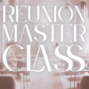 Puede incluir: Un interior rosa claro con las palabras "REUNION MASTER CLASS" en letras blancas grandes. El texto "THE NEW WAVE PROPHECY" está en la parte inferior. Hay mesas y sillas en la habitación, con una persona de pie en el fondo.