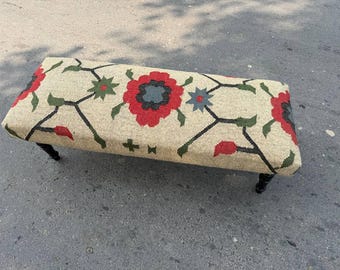 Banco tapizado de estilo vintage – Otomana con bordado floral / Banco de entrada estilo bohemio / Taburete rústico de granja / Banco tapizado