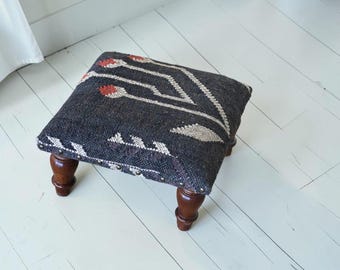 Handgewebter Kelim Fußhocker, Boho gepolsterter osmanischer Hocker, Massivholzbeine, rustikaler Pouff, Bauernhausdekor, Akzenthocker für Wohnzimmer