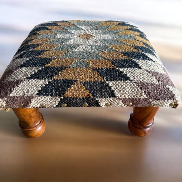Reposapiés Kilim tejido a mano, patas de madera maciza, taburete con acento bohemio