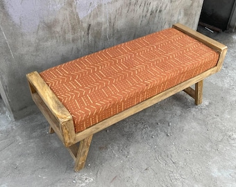 Gestoffeerde houten bank met handblokprint, boho bank in hal, bank aan het einde van het bed, boerderijstoel, handgemaakte rustieke Ottomaanse bank