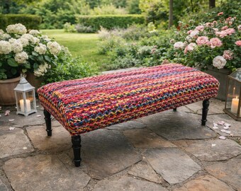 Banco Boho Chindi colorido, pufe de entrada trançado, banqueta eclética para os pés da cama, móveis trançados maximalistas, banco estofado Kilim