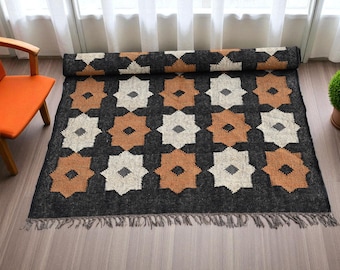 Tapete Kilim de lã e juta tecido à mão, tapete tradicional indiano, decoração de chão durável feita à mão, estilo boho rosa e preto com estampa floral.