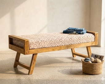 Banco de madera tapizado con estampado a mano, banco de entrada estilo bohemio, banco para el pie de la cama, asiento de granja, banco otomano rústico hecho a mano.