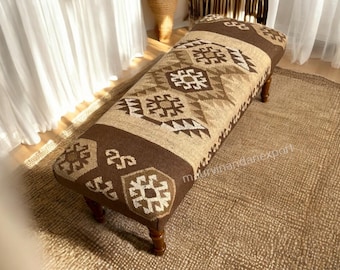 Banco tapizado con otomana y patas de madera, tejido a mano con diseño Kilim.