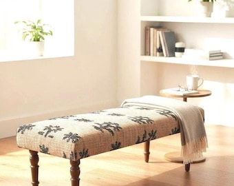 Banco Kilim tejido a mano, tapizado con patas de madera, estilo bohemio neutro para sala de estar y dormitorio.