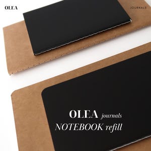 Pode incluir: Dois cadernos retangulares pretos com lombadas costuradas em branco, cada um sobre uma capa de papelão bege. O texto OLEA JOURNALS aparece nos cantos superiores e o texto OLEA journals NOTEBOOK refill está impresso no caderno preto inferior.