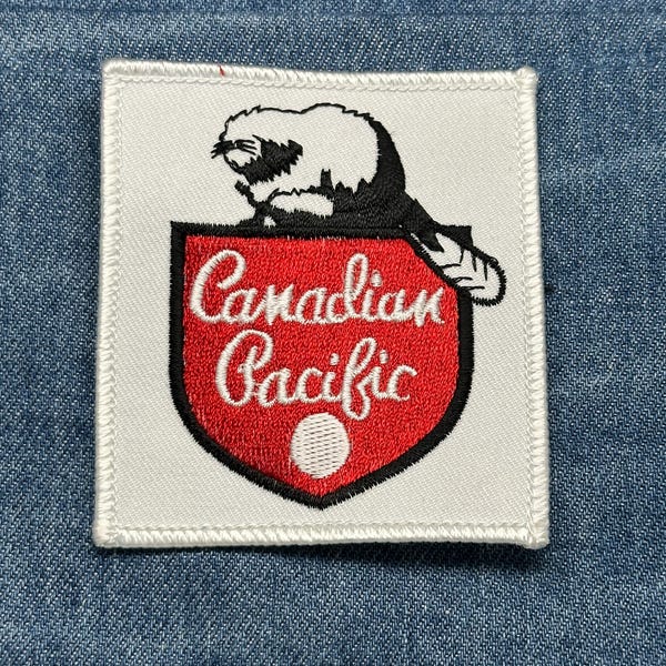 Parche coleccionable de Canadian Pacific: Escudo rojo para coser - Accesorio ferroviario vintage