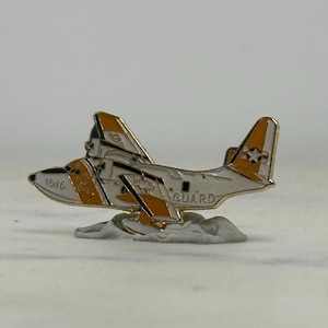 U.S. Coast Guard KW-130 Hercules Pin: Orange & weißes Flugzeug - Militär Sammlerstück
