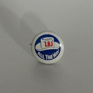 Pin de campaña de LBJ: rojo, blanco y azul - Accesorio político de los años 60