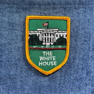 Puede incluir: Un juego de tres tazas de cerámica con un acabado moteado y mate. Las tazas son de color crema, gris claro y gris oscuro. Cada taza tiene un diseño simple y minimalista, ideal para café o té.