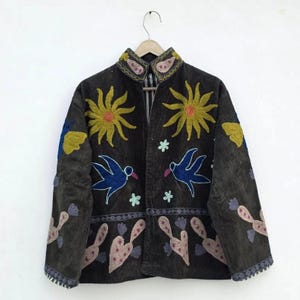 Boho Suzani sammetsbroderad jacka | Celestial Sun & Butterfly folkkonstkappa | Kort jacka med uttalande | Ytterkläder för hippie, zigenare och festival