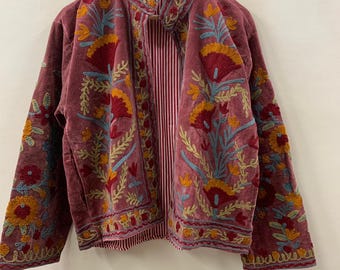 Chaqueta corta bordada de terciopelo suave estilo suzani: chaqueta de primavera, abrigo uzbeko de inspiración vintage, chaqueta de terciopelo llamativa para mujer, regalo para ella.