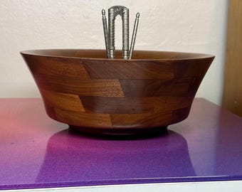 Cuenco de madera vintage hecho a mano para frutos secos con cascanueces y palillos.