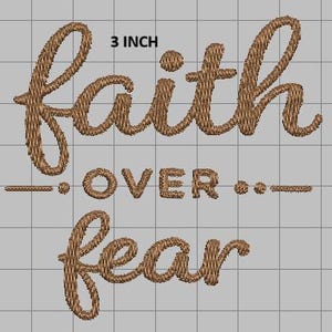 Puede incluir: Dise&ntilde;o bordado en hilo marr&oacute;n, con las palabras "faith over fear". El texto mide aproximadamente 7,6 cm de altura. El dise&ntilde;o est&aacute; sobre un fondo de cuadr&iacute;cula gris claro.