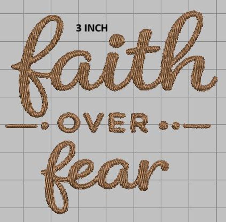 Puede incluir: Dise&ntilde;o bordado en hilo marr&oacute;n, con las palabras "faith over fear". El texto mide aproximadamente 7,6 cm de altura. El dise&ntilde;o est&aacute; sobre un fondo de cuadr&iacute;cula gris claro.